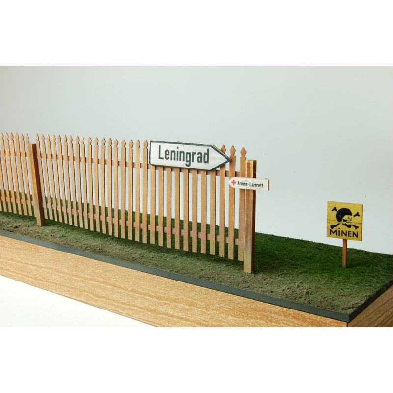 1/35 European Fences Set B w/Road Sign