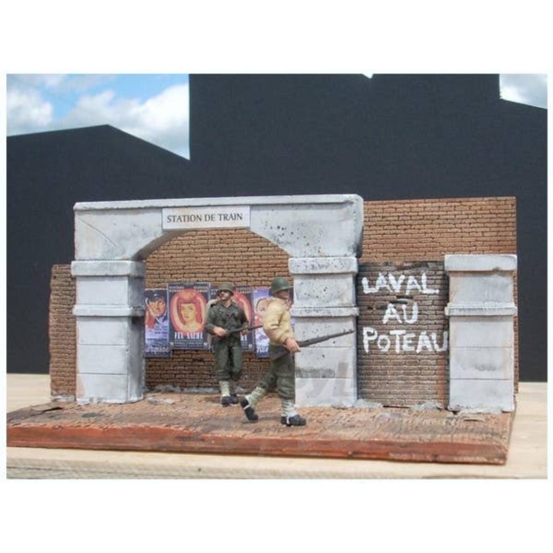 1/35 To Trains w/cobblestone base