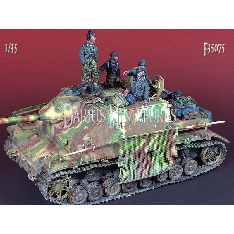 1/35 WWII German Tank Destroyer IV/70 (A) 4 Waffen SS Crew/Equipment Set