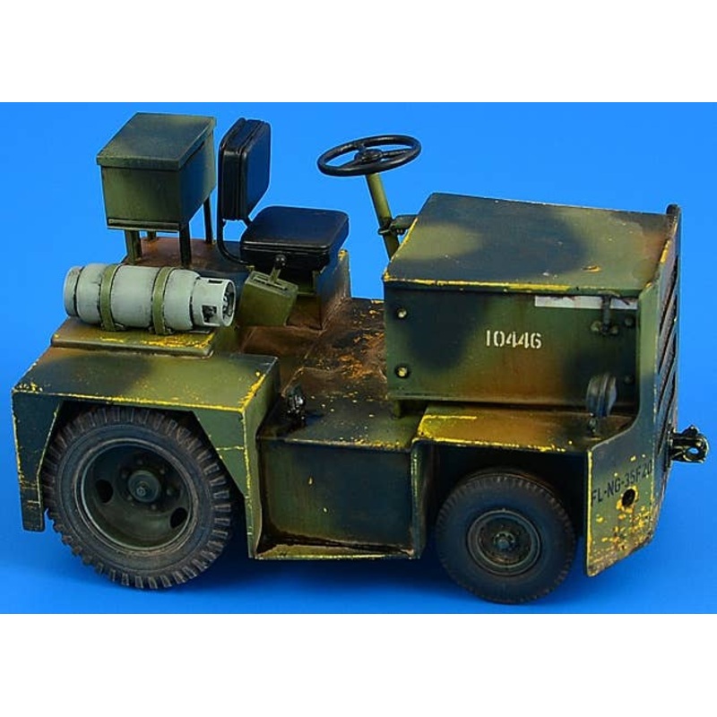 1/32 United Tractor G40C Tow Tractor (LPG)