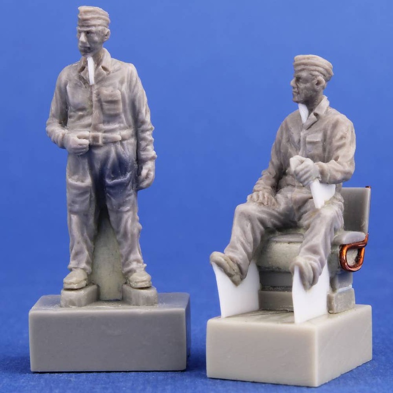 1/72 Army Zetor tractor driver and mechanic