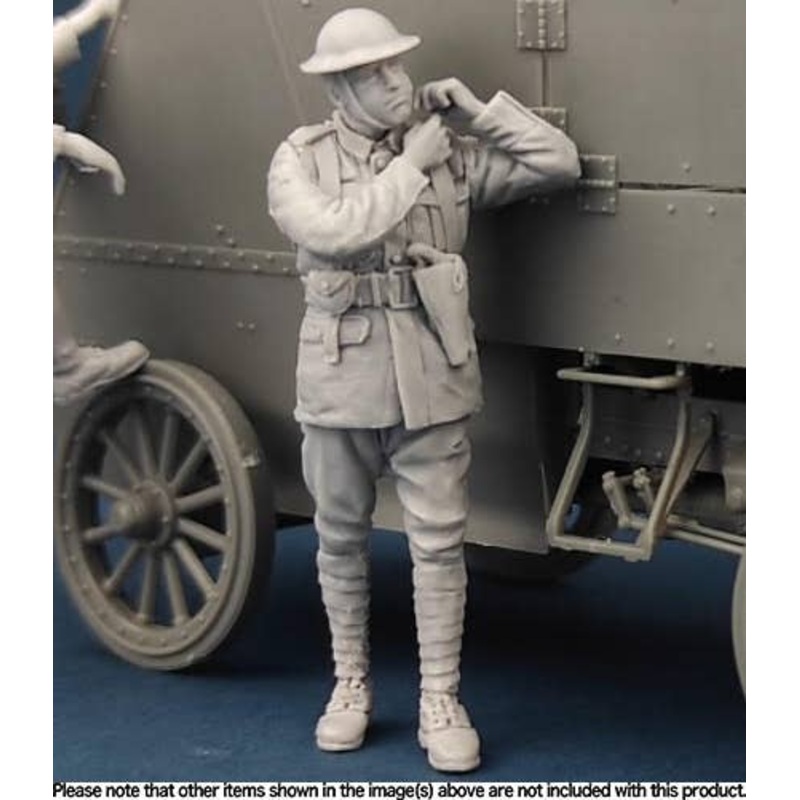 1/35 Canadian Motor MG Brigade Officer putting the helmet on
