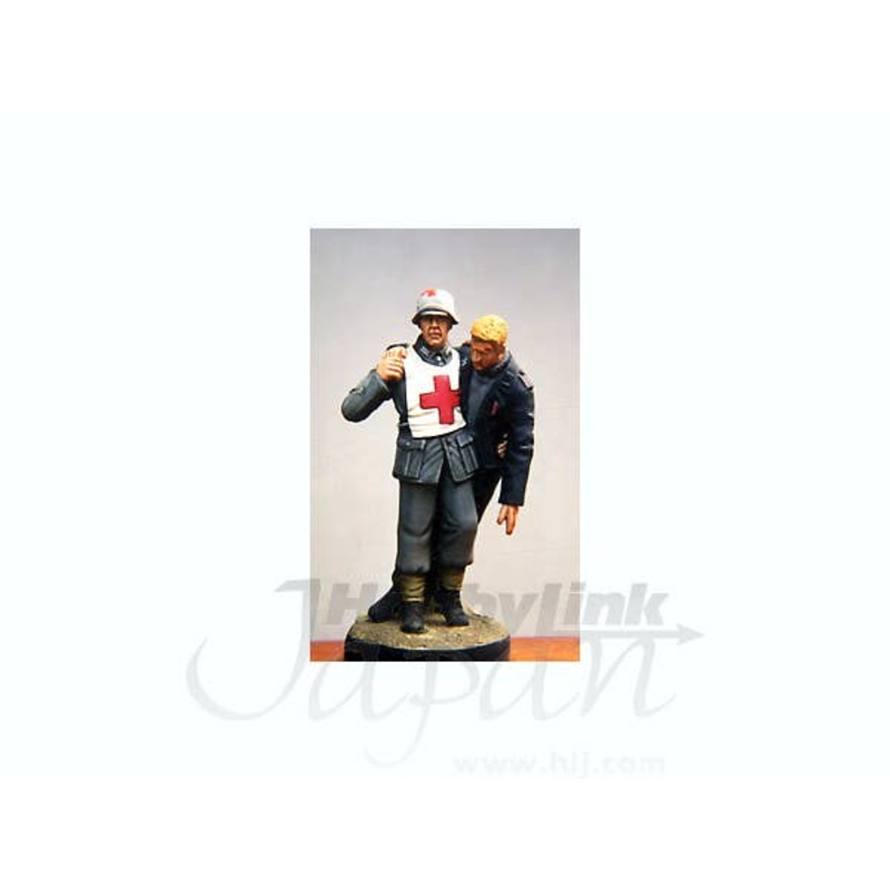 1/35 WWII German Army Medic with SS Tankman Casualty