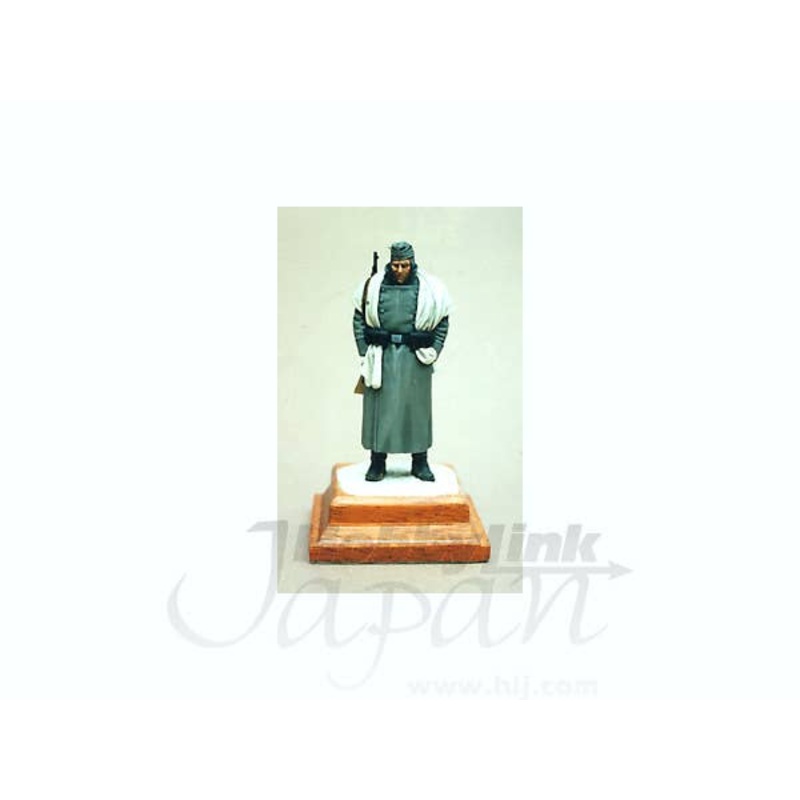 1/35 German Soldier in Greatcoat WWII