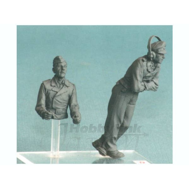 1/35 German SS Tank Crew Summer 1940-45 (2 Figures)
