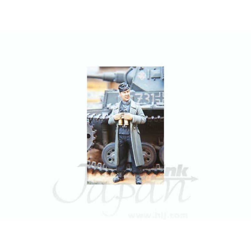 1/35 German Tank Officer WWII Wearing Open Greatcoat