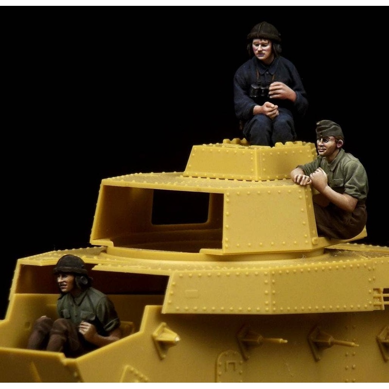 1/35 Hungarian 40M Turan Crew (3 figures) (for Bronco)