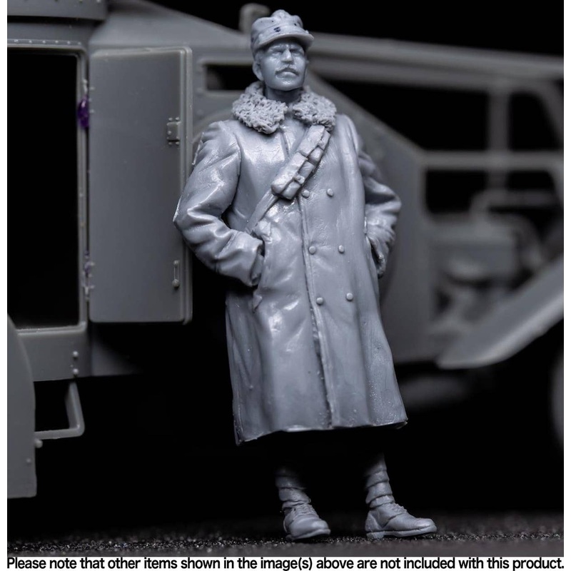 1/35 Italian Armoured Car Officer in Fur Greatcoat