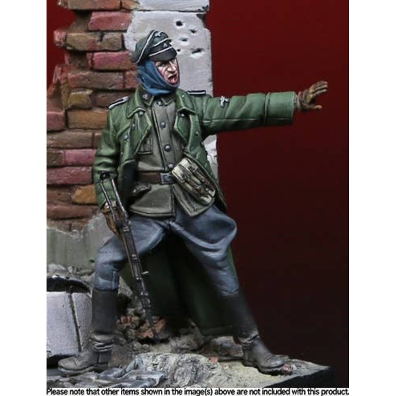 1/35 WWII German Waffen-SS Officer Stop!