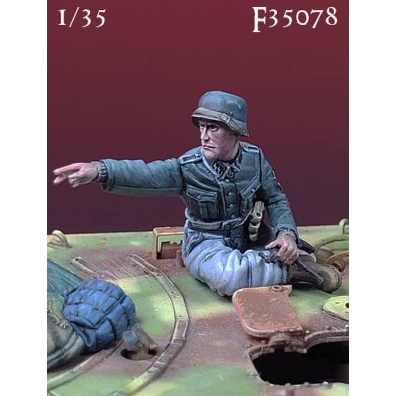 1/35 WWII German Waffen SS Panzergrenadier Pointing to Target