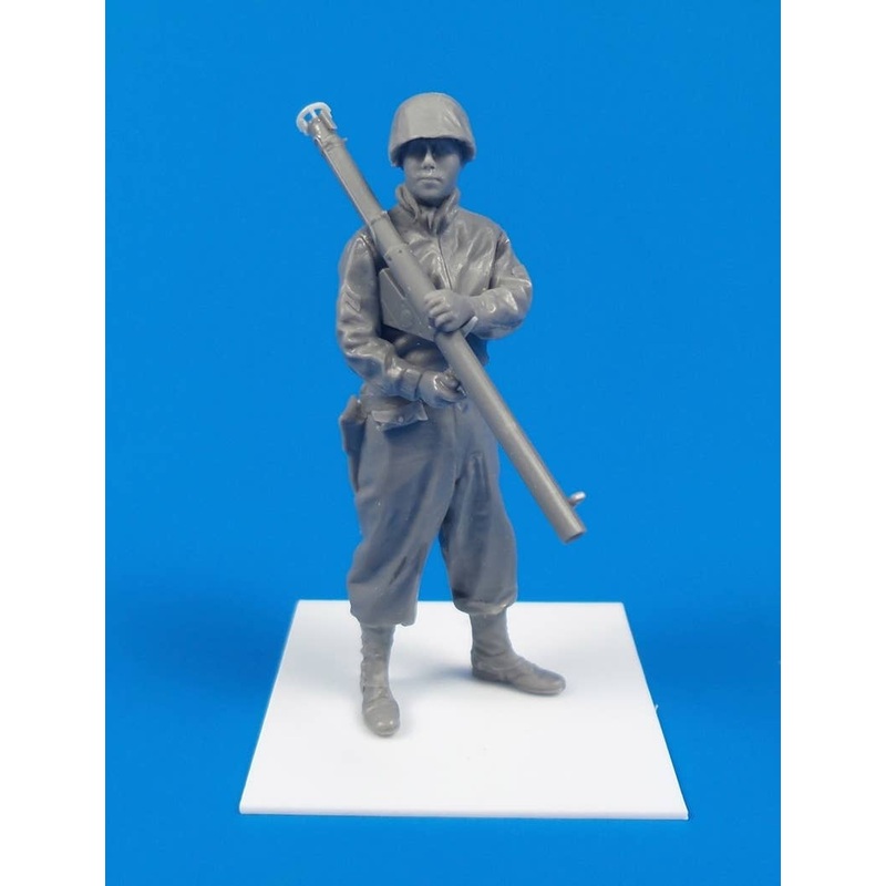 1/35 WWII US Army Soldier with Bazooka M1A2 (Anzio 1944)