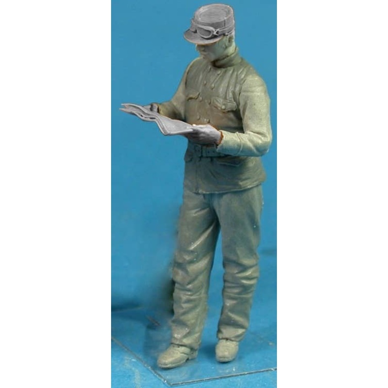 1/35 Belgian Armoured Car Officer With A map