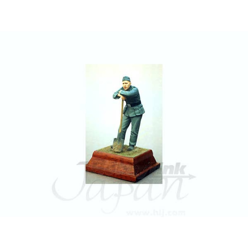 1/35 German Engineer WWII Leaning on Spade