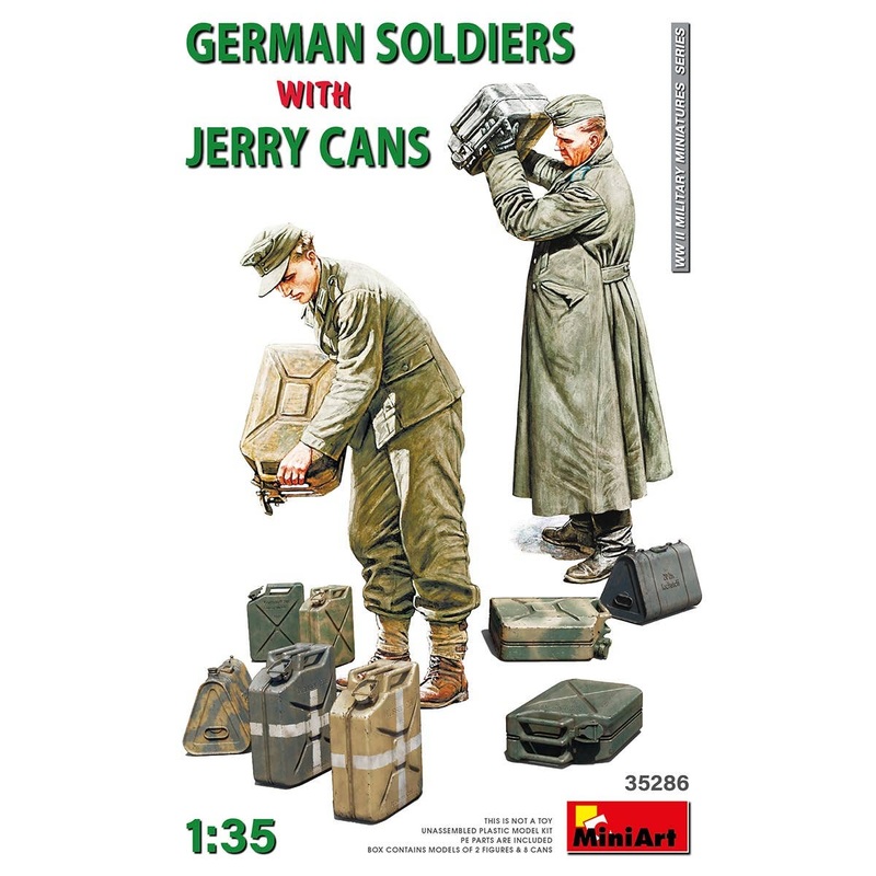 1/35 German Soldiers with Jerry Cans