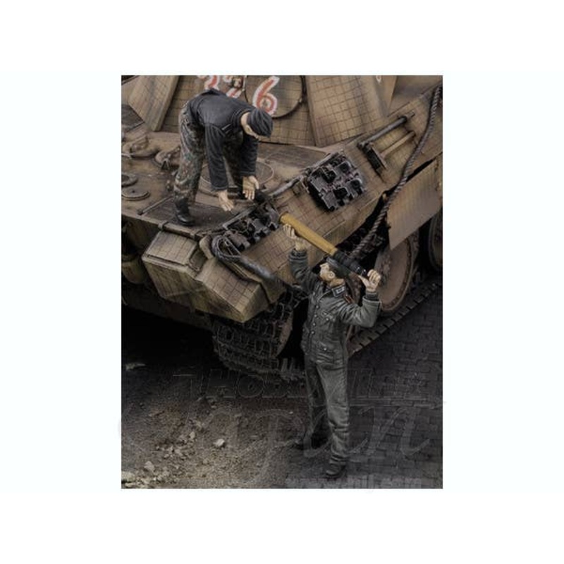 1/35 German Tankers Loading Ammo