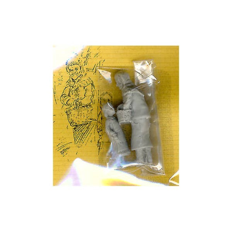 1/35 Old Woman & Girl