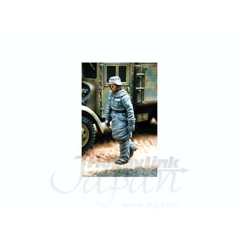 1/35 Walking SS Soldier Wearing Winter Parka WWII