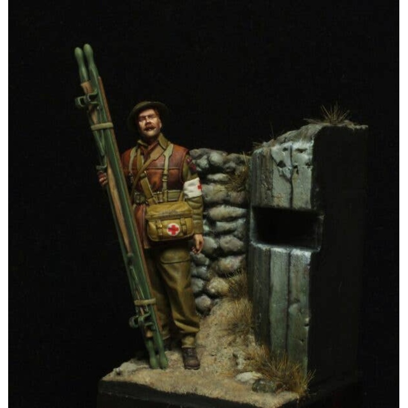 1/35 WWII British Commonwealth Army Medic Set (with display base)