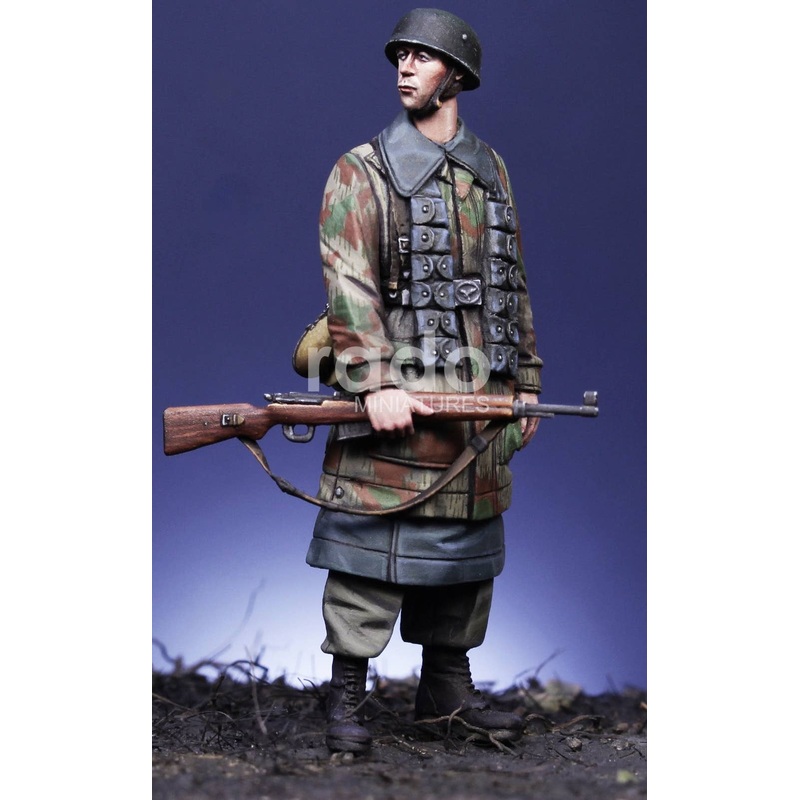 1/35 WWII German G43 (Gew43) Fallschirmjager Ardennes with Semi-automatic Rifle 1944 / 45