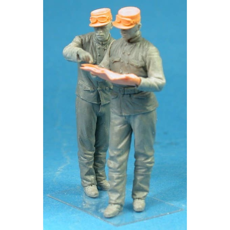 1/35 Belgian Armoured Car Crew Checking Map