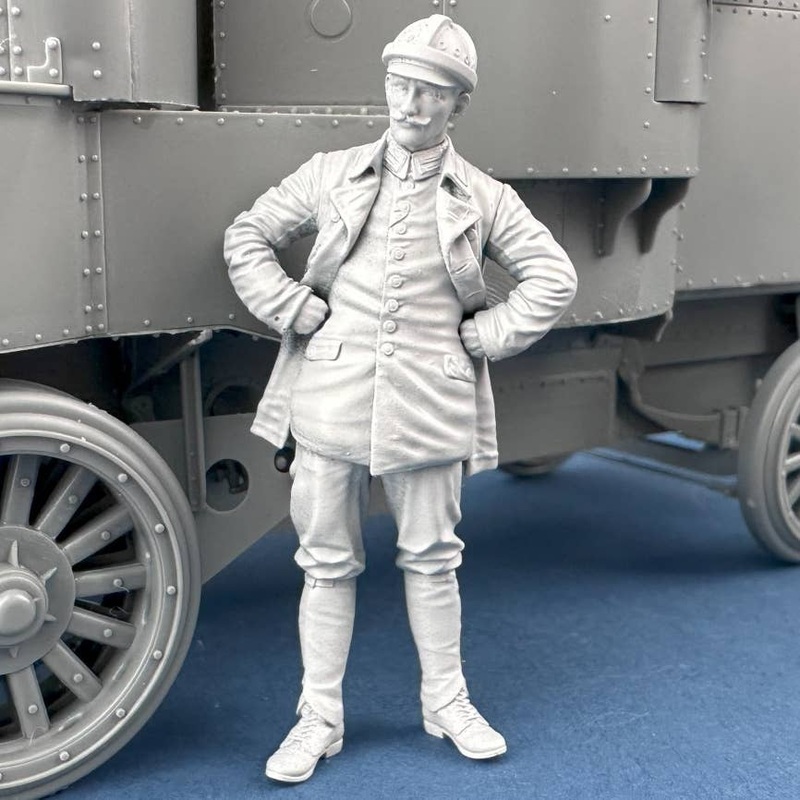 1/35 German Armoured Car Officer in leather jacket