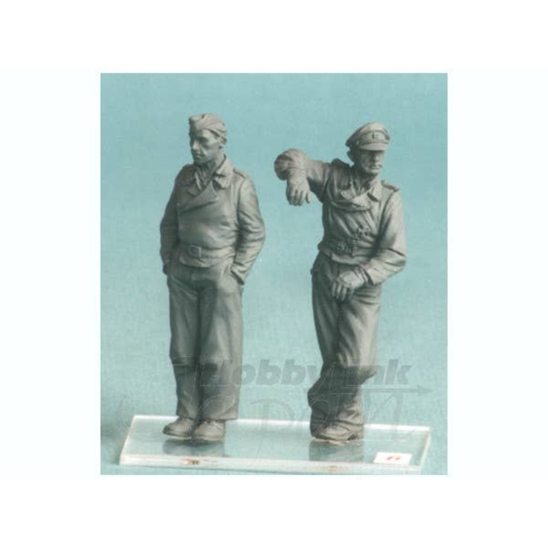 1/35 German SS Tank Crew Summer 1943-45 (2 Figures)