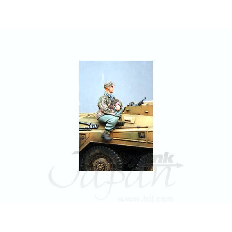 1/35 Seated German Soldier WWII in Camouflage Smock