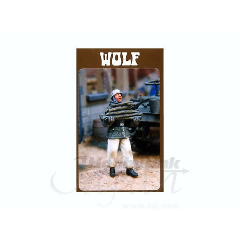 1/35 WWII German Paratrooper with Winter Firewood