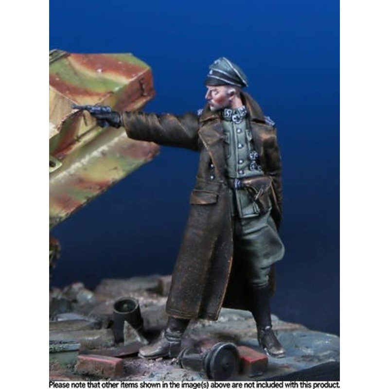 1/35 WWII German Waffen-SS Officer Shooting Parabellum Bullets