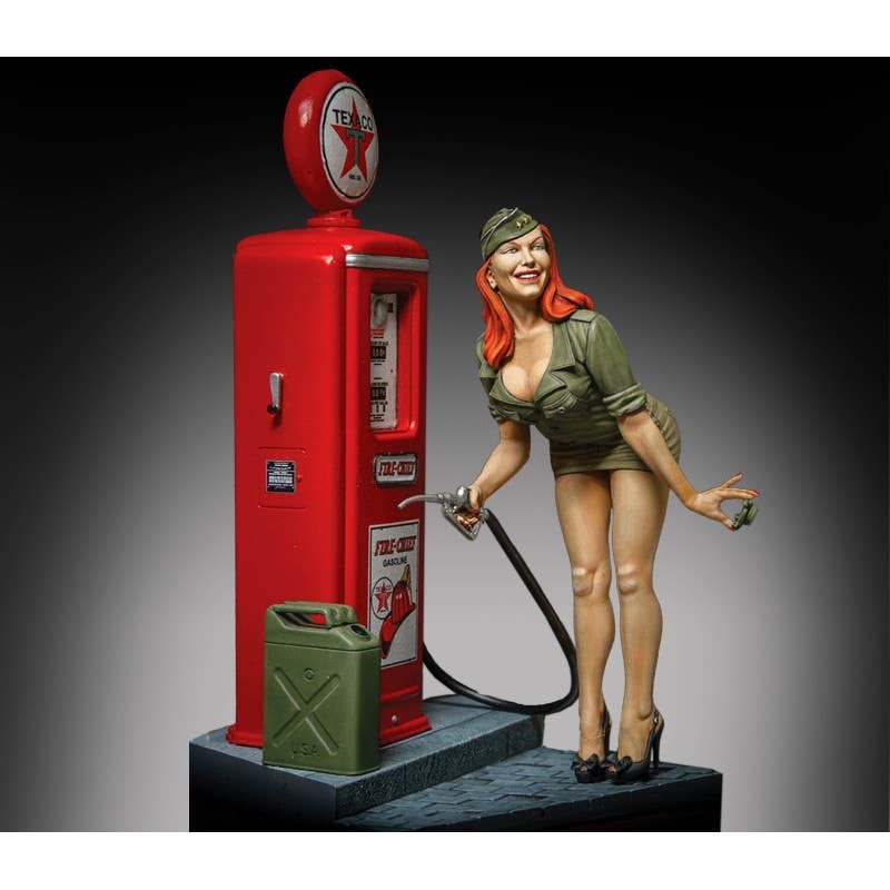 1/35 Pin-up at the gas pump