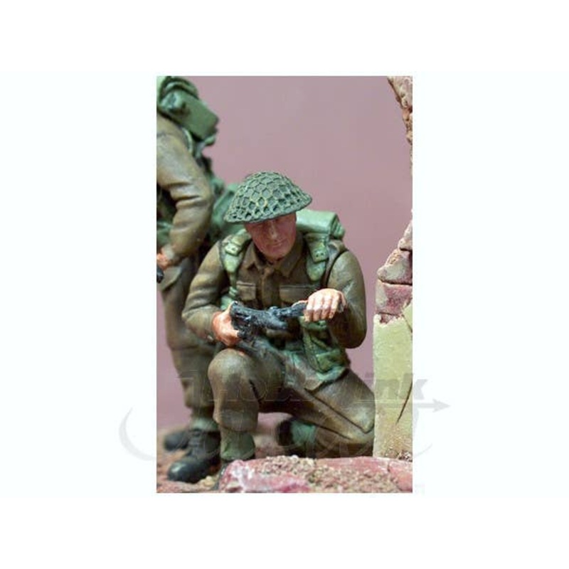 1/35 Soldier Kneeling with Sten Gun