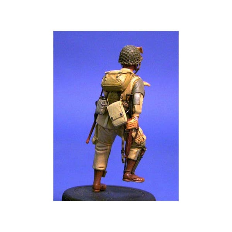 1/35 US Para Standing with M1 Carbine