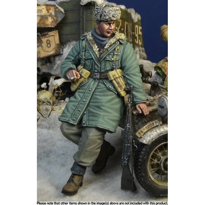 1/35 WW.II German Waffen-SS Grenadier 2 Leaning Soldier Hungary 1945 Winter