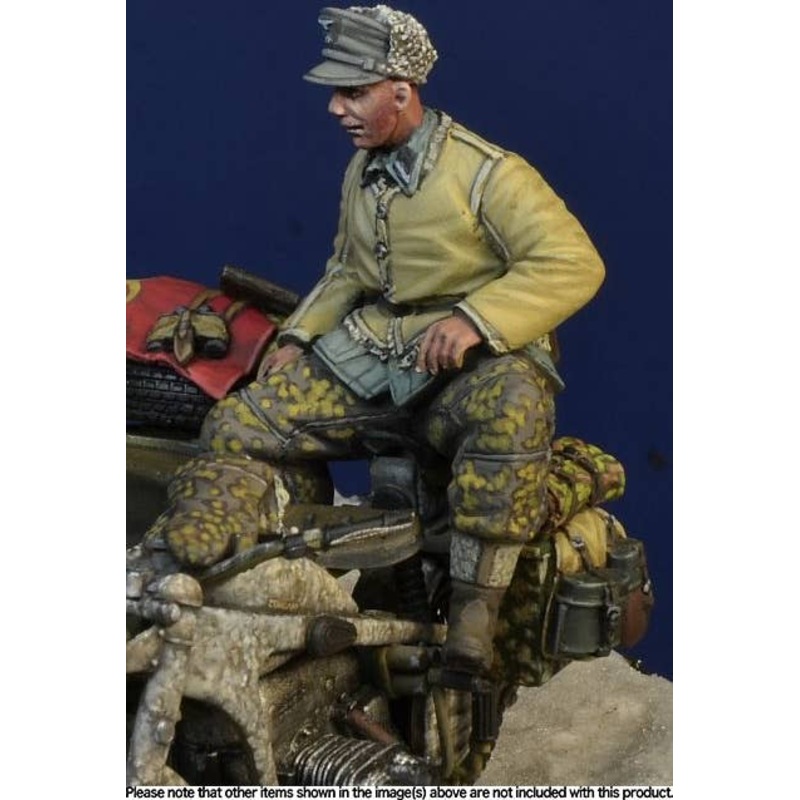 1/35 WW.II German Waffen-SS Non-Commissioned Officer Sitting in the Back Seat Hungary 1945 Winter