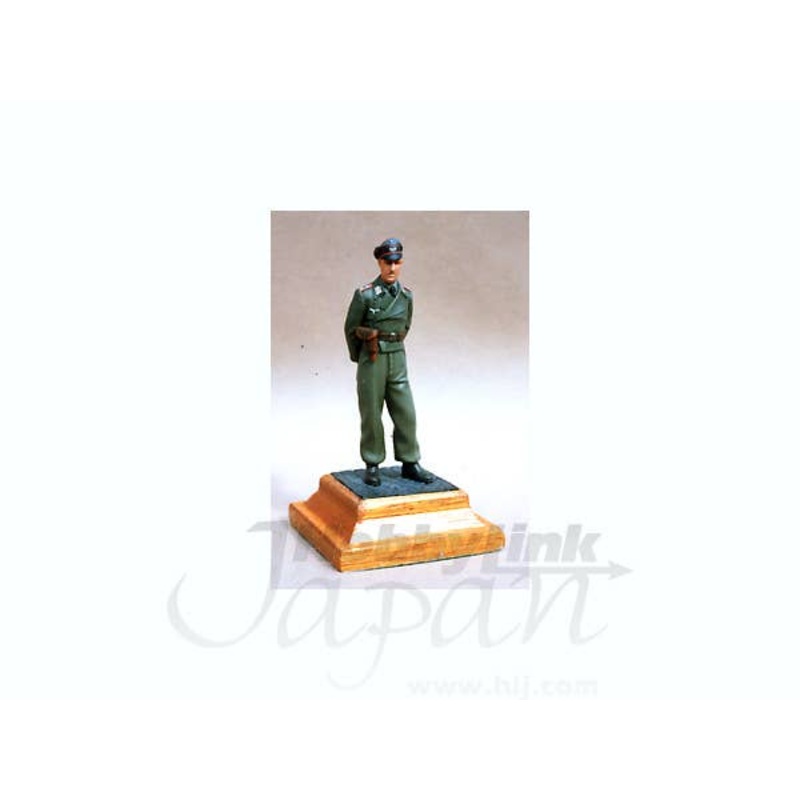 1/35 WWII German Officer in Panzer Uniform (Conference Group #2)