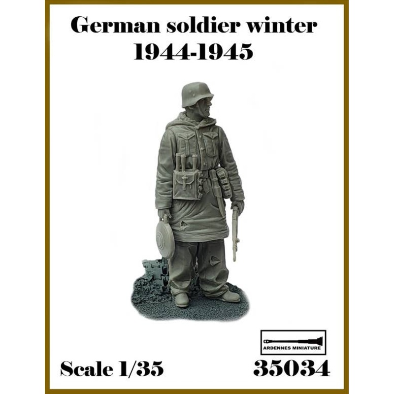 1/35 WWII German Soldier in Winter Equipment 1944-1945 #1 Soldier with Mines (1pcs)