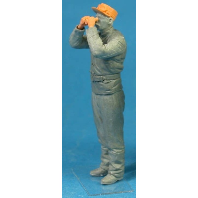 1/35 Belgian Armoured Car Crewman With Binoculars