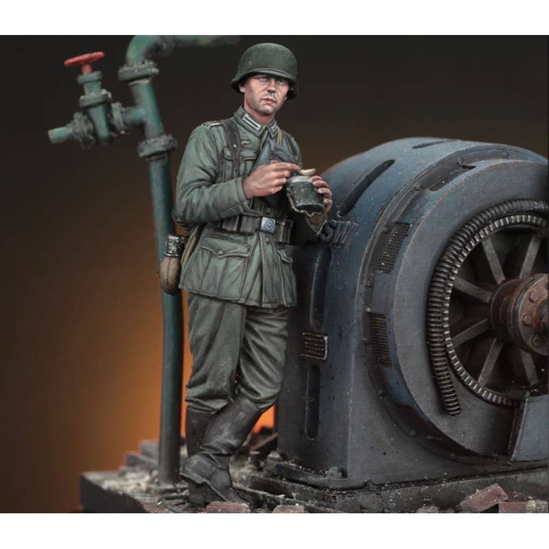 1/35 German infantry soldier eating - WWII