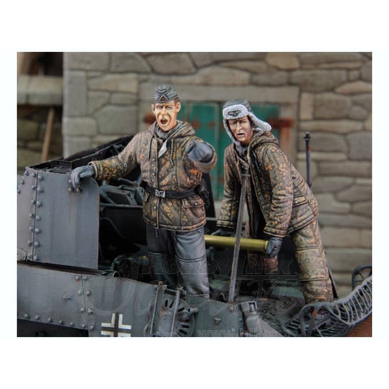 1/35 German tankers loadin ammo (2 fig.)