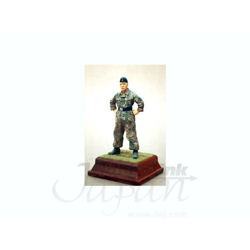 1/35 German Tankman WWII in Camouflage Overalls Type 1