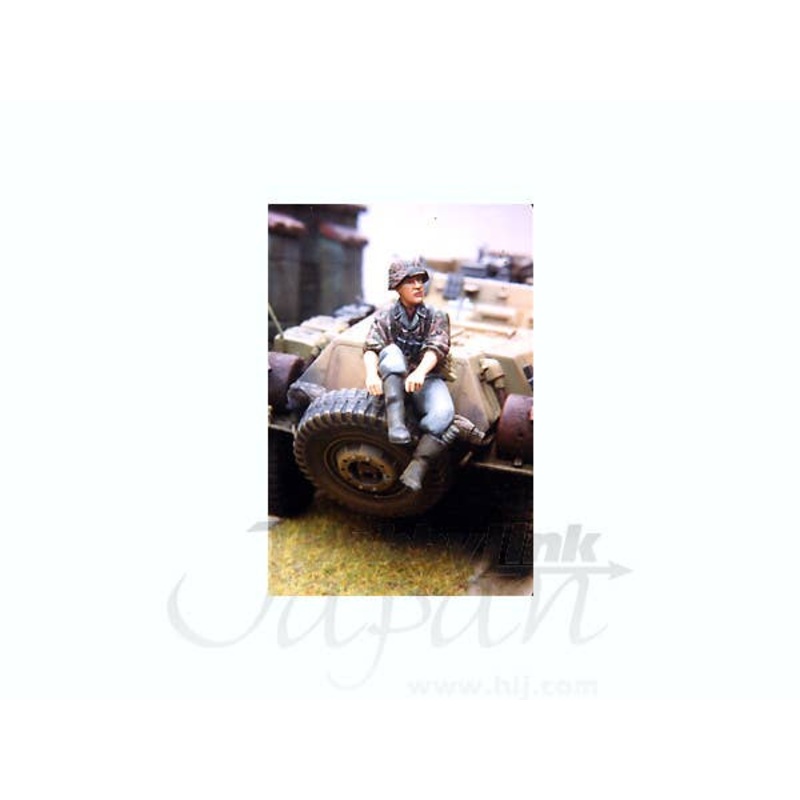 1/35 SS Soldier Pulling on Boot WWII