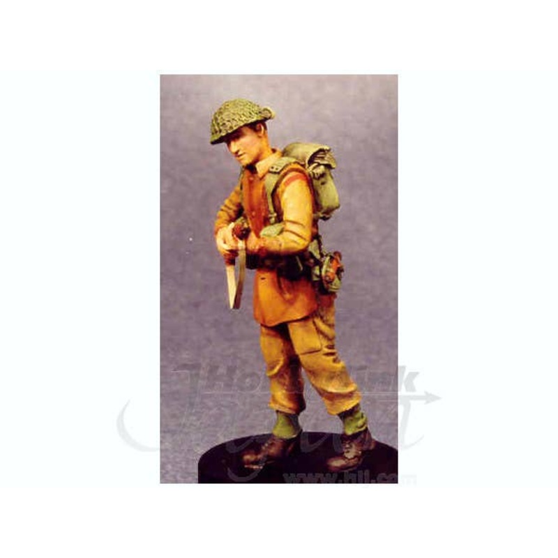 1/35 UK Soldier Walking with Rifle #1