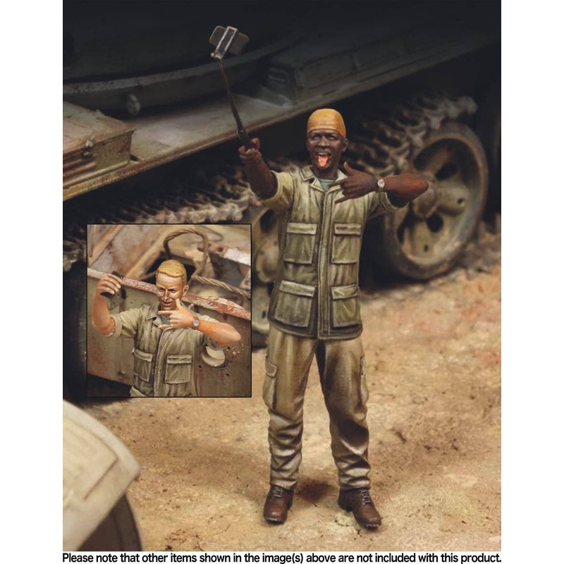1/35 US Soldier Taking Selfies