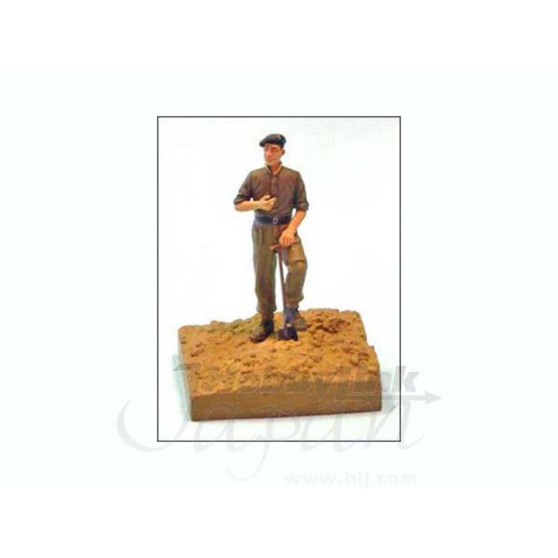 1/35 "At Ease" Figure