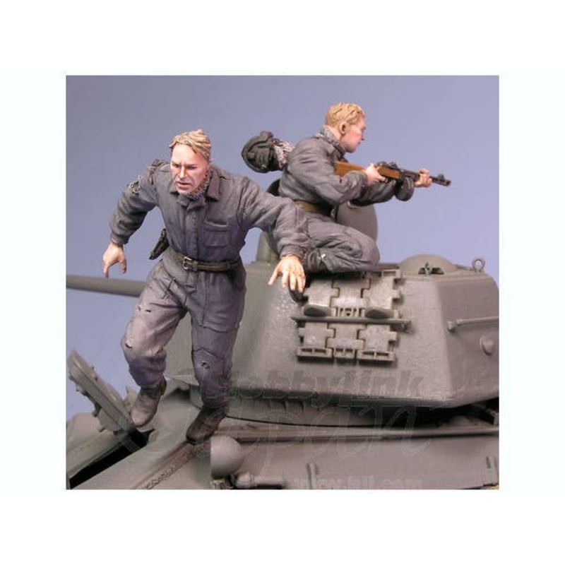 1/35 Escaping Soviet Tank Crew II Winter 1942-45 (2pcs)
