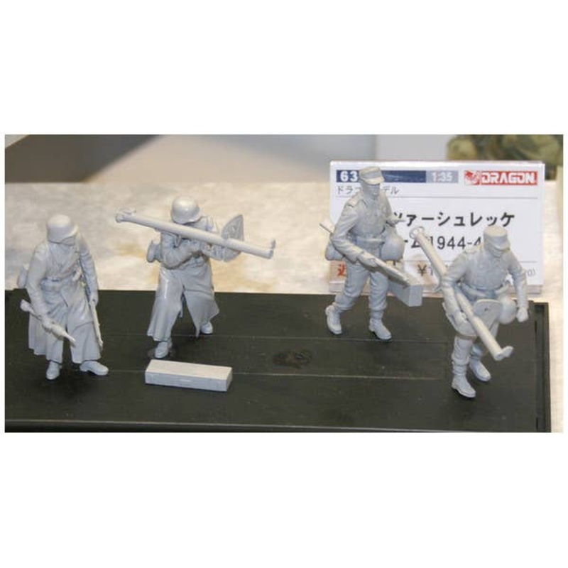 1/35 German Anti-Tank Team w/Panzerschrecks