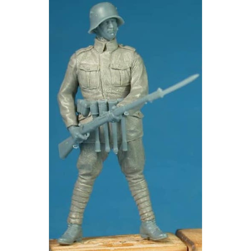 1/35 German Freikorps Soldier with Rifle