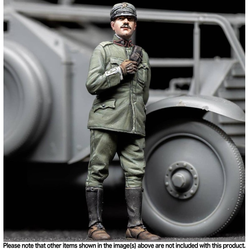 1/35 Italian Armoured Car Standing Officer