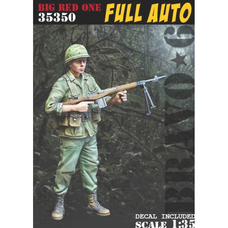 1/35 Modern American infantryman holding a fully automatic rifle