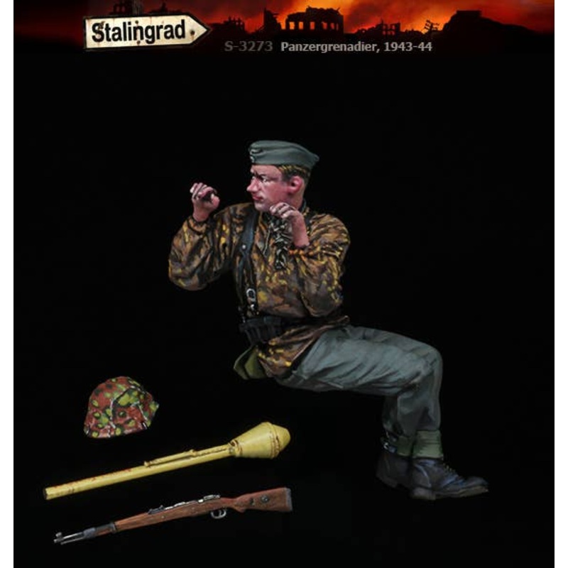 1/35 WWII Germany Panzergrenadier Sitting and Looking to the Rear 1943-44